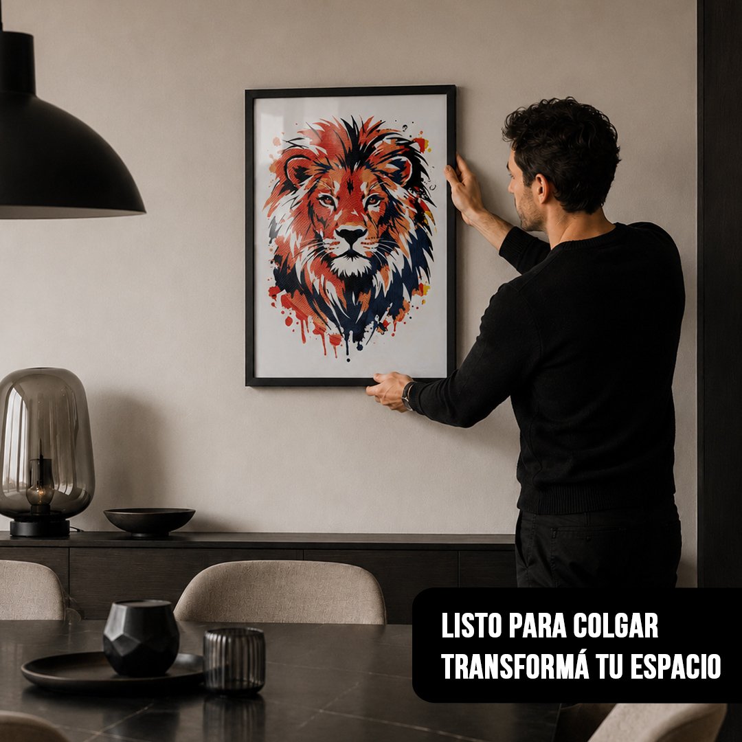 Cuadro vertical con marco negro de un retrato de león estilo grabado sobre fondo blanco, mientras un hombre lo cuelga en la pared de un comedor moderno