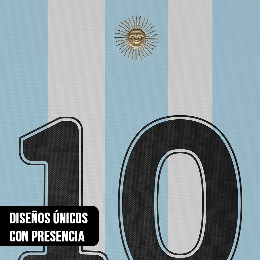 Primer plano del número diez en color negro con borde delineado y el Sol de Mayo dorado sobre un fondo de franjas celestes y blancas texturadas
