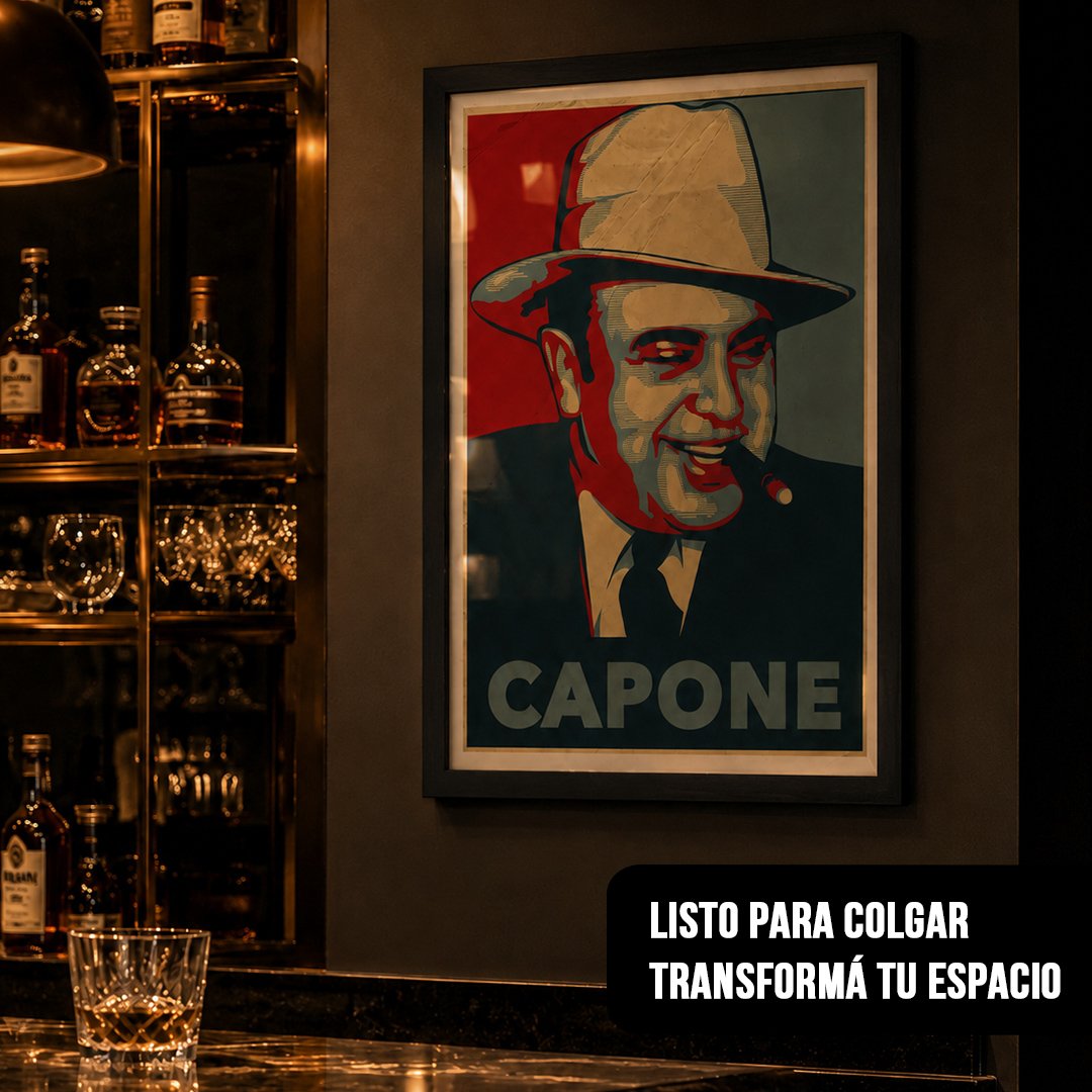 Cuadro vertical con el retrato de estilo pop art de Al Capone y el texto "CAPONE" en marco negro, colgado junto a una barra de bar iluminada con botellas y un vaso de whisky