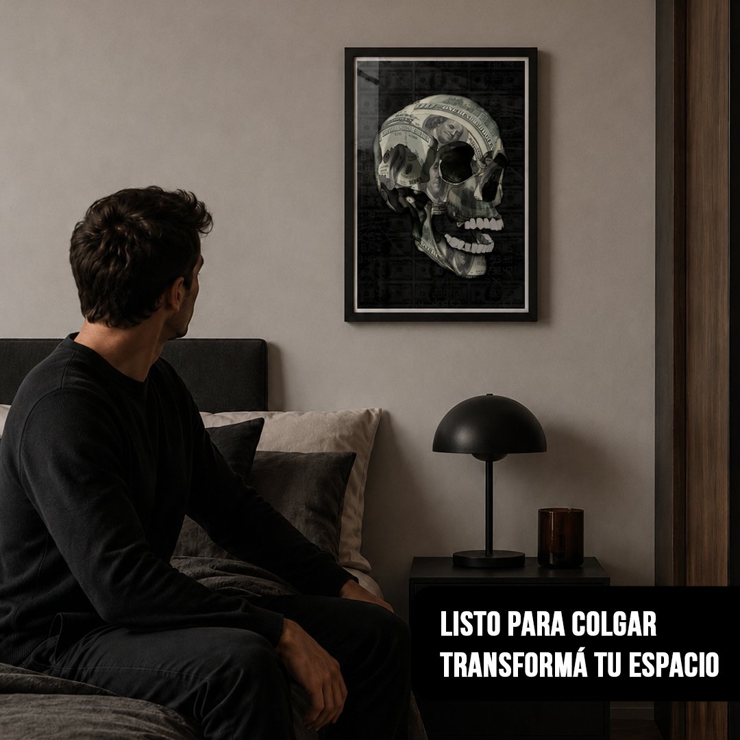 Cuadro vertical con marco negro de una calavera con textura de billetes de dólar, colgado en la pared de un dormitorio moderno junto a un hombre sentado en la cama