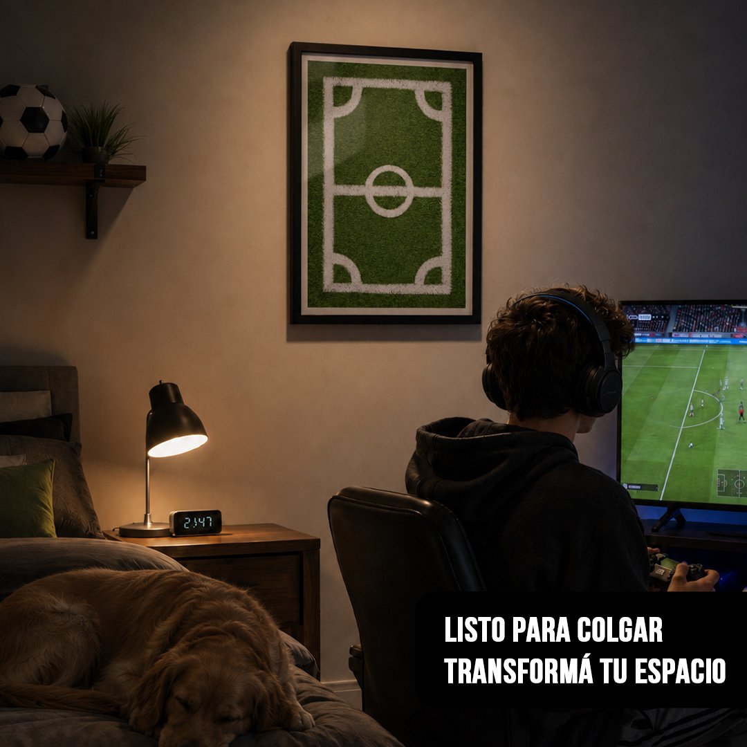 Cuadro vertical con el diseño completo de una cancha de fútbol en marco negro, colgado en una habitación donde un joven juega a un videojuego en la pantalla