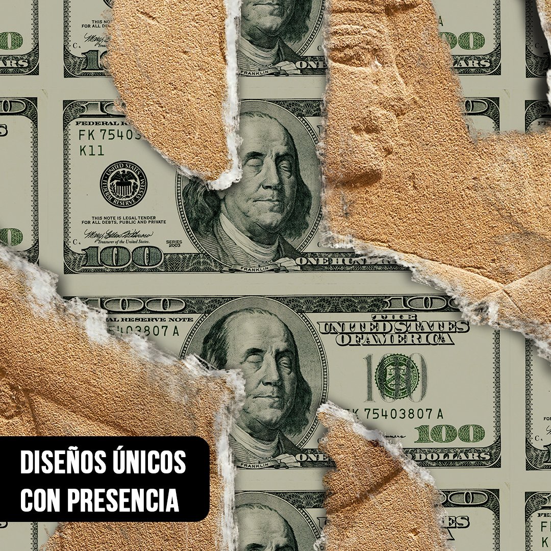 Primer plano de collage con capas de papel de textura de arena con silueta egipcia rasgadas revelando billetes de dólar