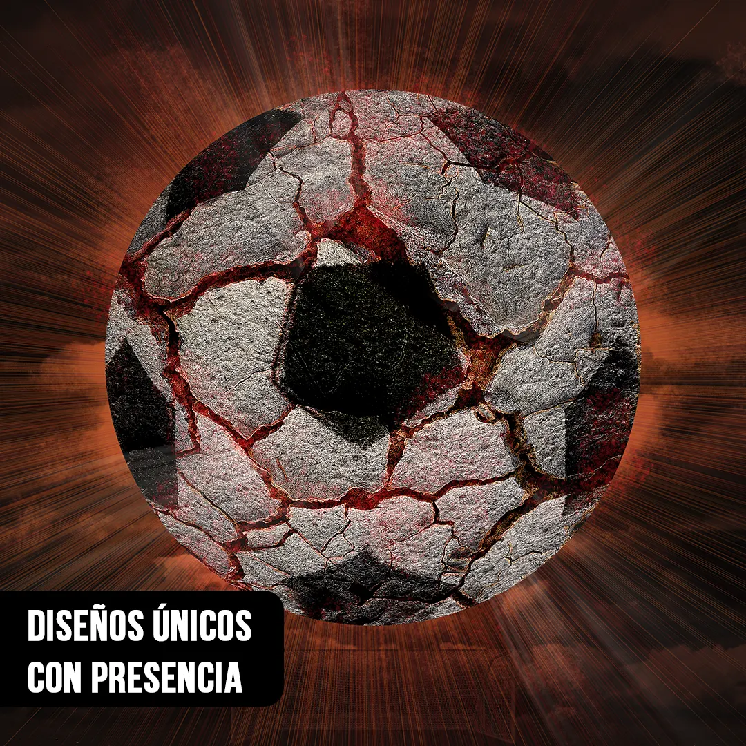 Primer plano de arte gráfico de una pelota de fútbol con textura de piedra agrietada e iluminación de fuego rojo