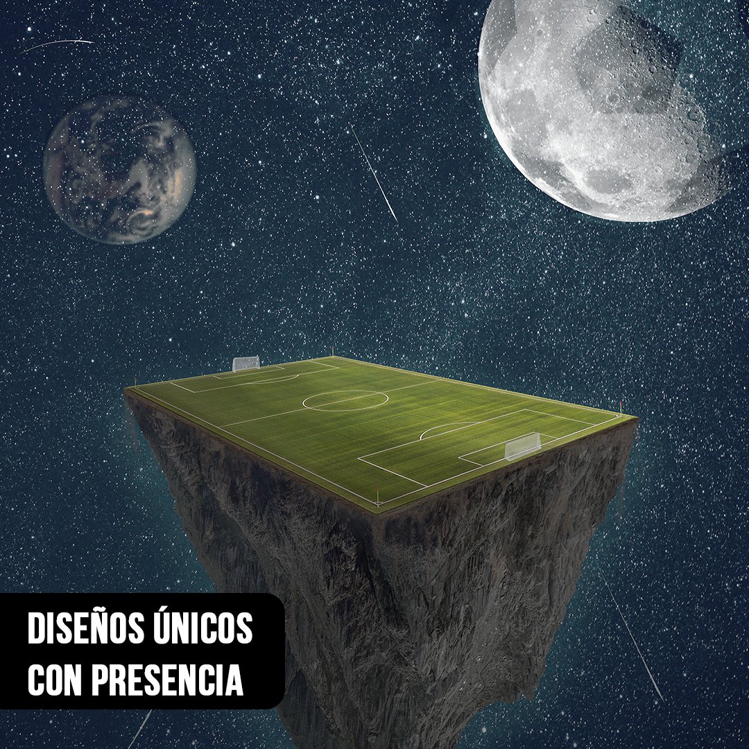 Primer plano de montaje surrealista con cancha de fútbol flotando en el espacio estrellado y luna con textura de pelota