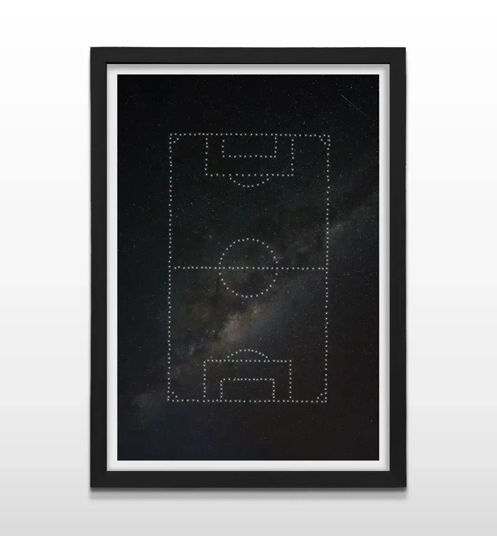 Cuadro moderno de cancha de estrellas con marco negro, decoración de alto impacto visual y regalo ideal para fanáticos del fútbol y la astronomía