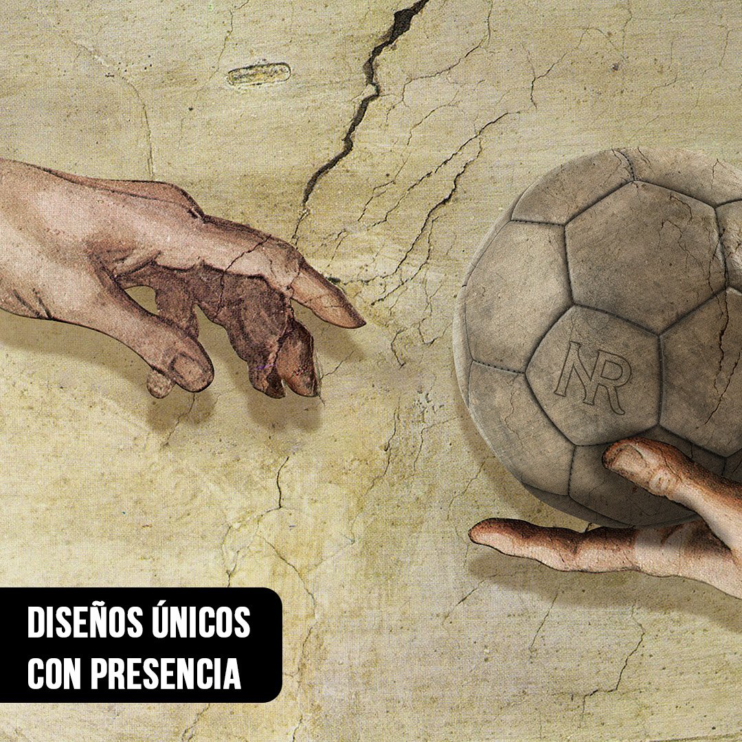 Primer plano de reinterpretación de La Creación de Miguel Ángel con una mano tocando una pelota de fútbol de cuero clásica