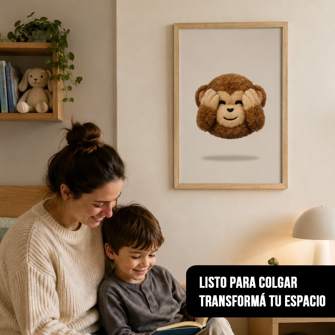 Cuadro infantil vertical de mono de peluche tapándose las orejas con marco de madera clara, colgado en un dormitorio junto a una madre e hijo leyendo