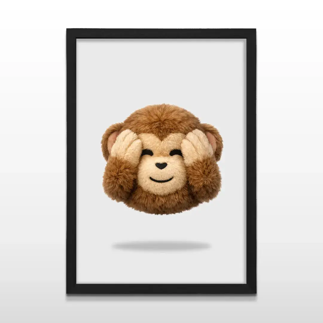 Cuadro minimalista de mono sabio que no oye con textura de peluche pop-art. Vista frontal de la pieza con marco de madera color negro, perfecto para dormitorios o espacios con decoración contemporánea