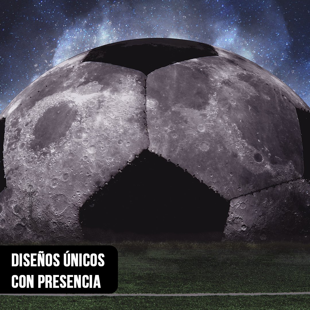 Primer plano de una ilustración de una gran pelota de fútbol con texturas y cráteres de superficie lunar, posada sobre el césped de una cancha bajo un cielo nocturno estrellado con una nebulosa azul