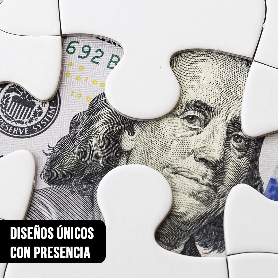 Primer plano fotográfico de piezas de rompecabezas blancas armadas sobre un billete de cien dólares