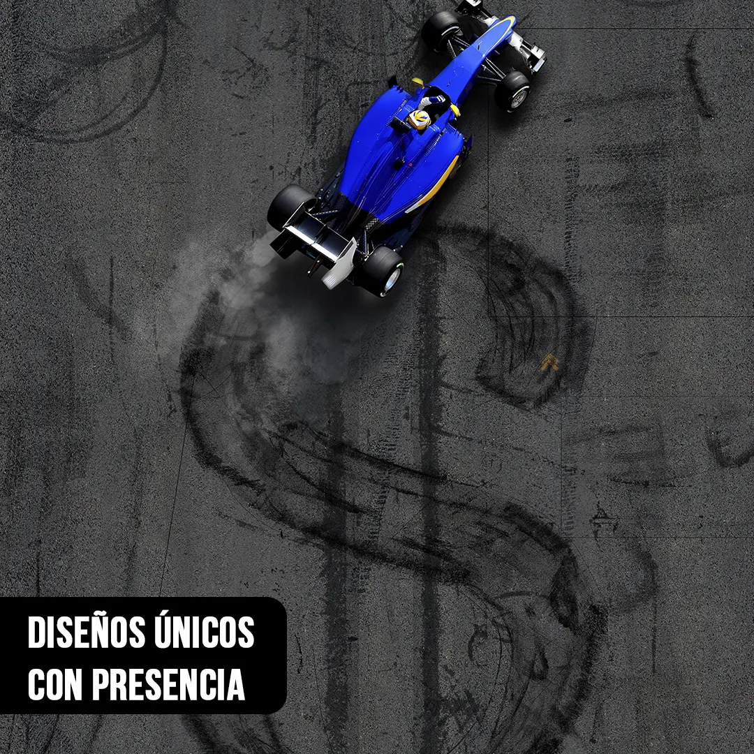 Primer plano de fotografía aérea de un auto azul de Fórmula 1 dejando marcas de neumáticos con forma del símbolo de dólar