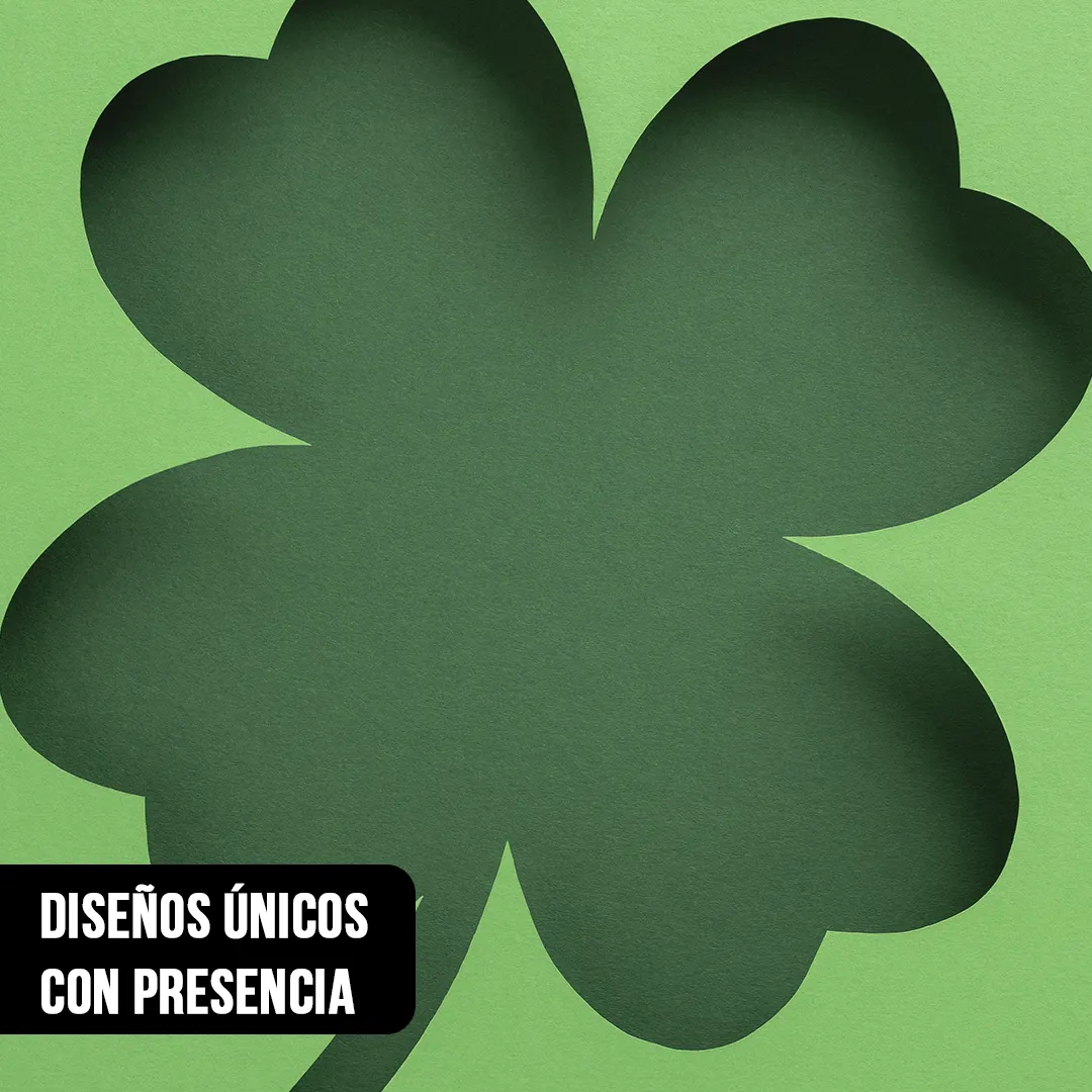 Primer plano de diseño troquelado en papel con la forma de un trébol de cuatro hojas en tonos verdes