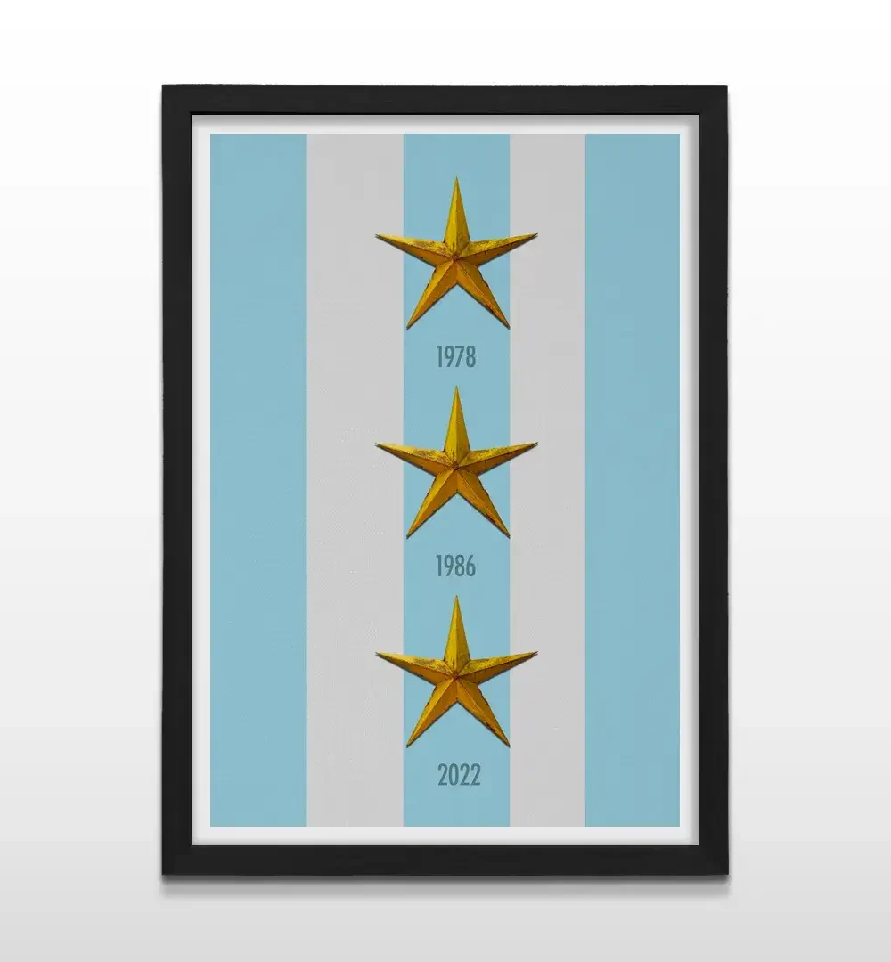 Cuadro moderno de las 3 estrellas de Argentina con marco negro, decoración de alto impacto visual y regalo ideal para fanáticos de la Scaloneta