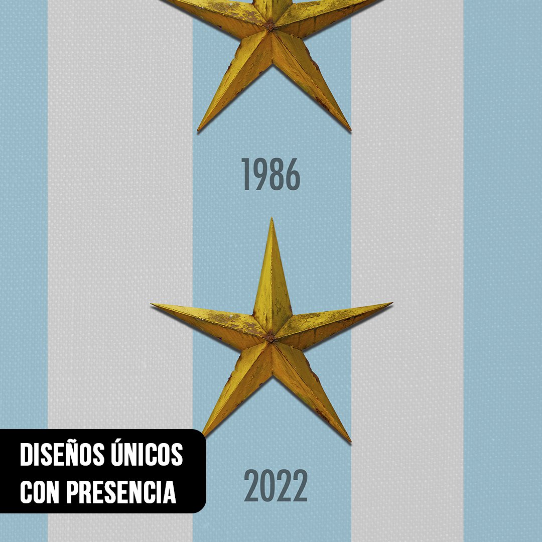 Primer plano de dos estrellas doradas en relieve con los años 1986 y 2022 sobre fondo de franjas verticales celestes y blancas texturadas