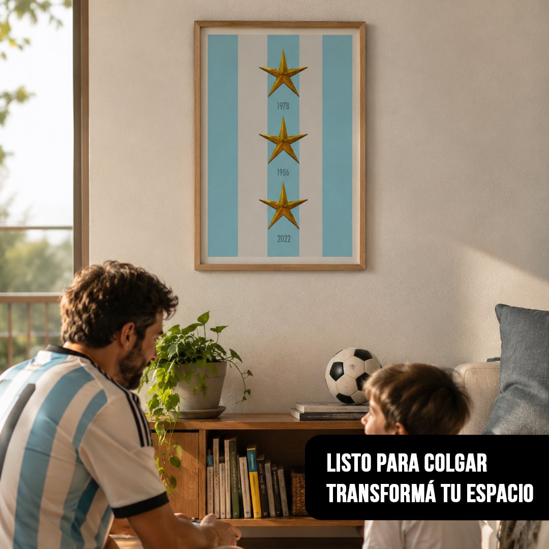 Cuadro vertical de tres estrellas doradas con los años 1978, 1986 y 2022 en marco de madera clara, colgado en un living sobre un mueble con una pelota de fútbol