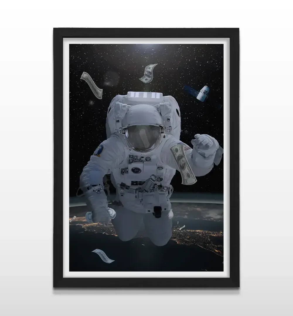 Cuadro moderno de astronauta atrapando dólares con marco negro, arte de pared de alto impacto visual y regalo ideal para amantes del espacio y el éxito