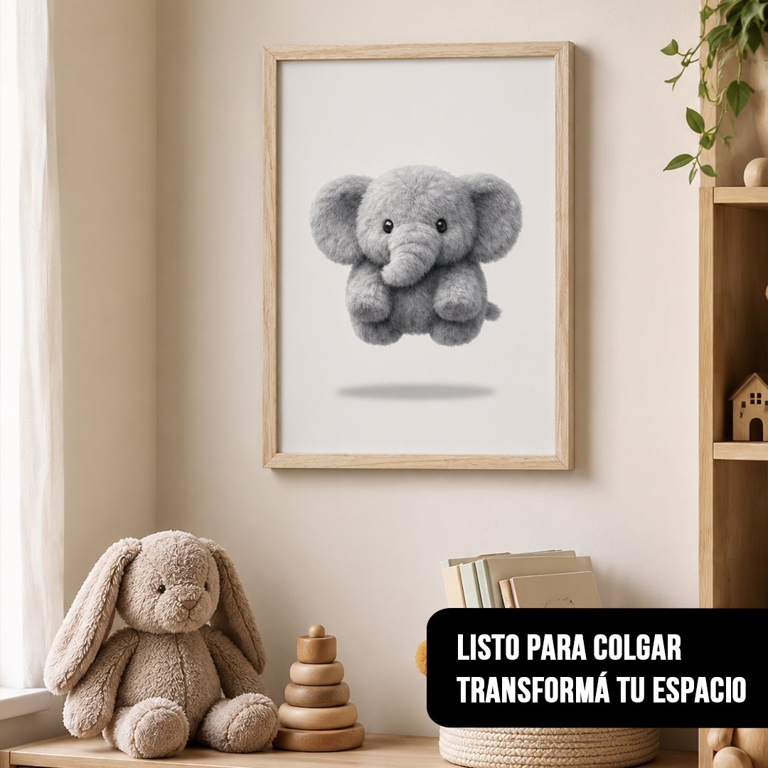 Cuadro vertical de un elefante de peluche gris sobre fondo blanco con marco de madera clara, colgado en la pared de un cuarto infantil