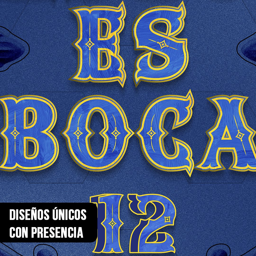 Primer plano de letras en estilo fileteado porteño pintadas de azul con bordes amarillos que forman las palabras "ES BOCA 12" sobre un fondo azul texturado
