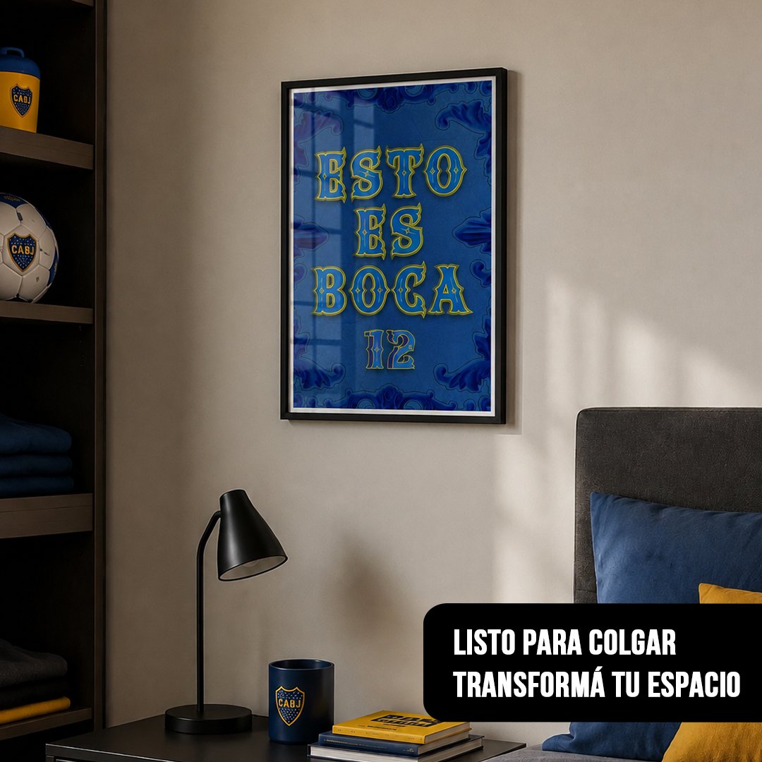 Cuadro vertical enmarcado en negro con la frase "ESTO ES BOCA 12" en estilo fileteado, colgado en un dormitorio sobre una mesa de luz con una lámpara negra y junto a un estante con una pelota de fútbol de CABJ
