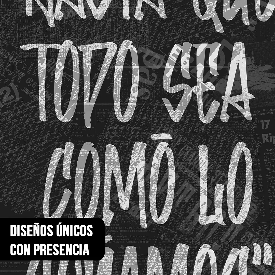 Primer plano de cuadro tipográfico con la frase motivacional Hasta que todo sea como lo soñás en collage de periódicos