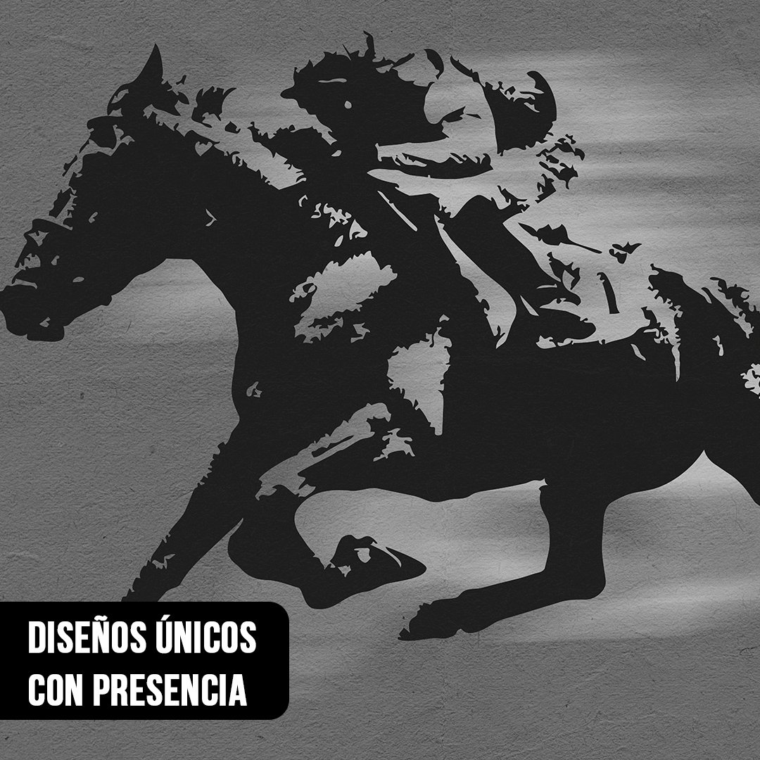 Primer plano de silueta negra texturada de un caballo de carrera y su jockey al galope sobre un fondo gris rústico