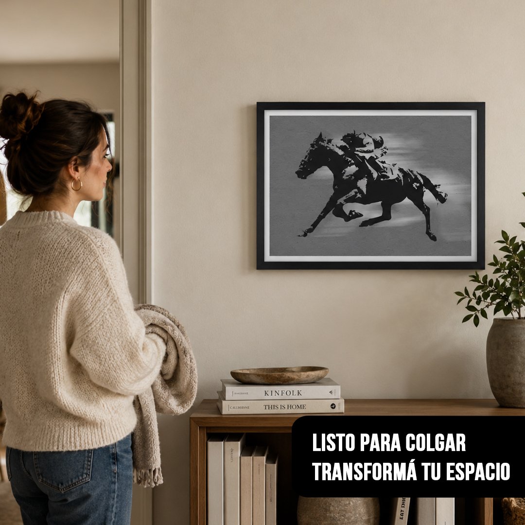 Cuadro horizontal con silueta de caballo y jockey negro sobre fondo gris en marco negro, colgado sobre un mueble de madera con libros