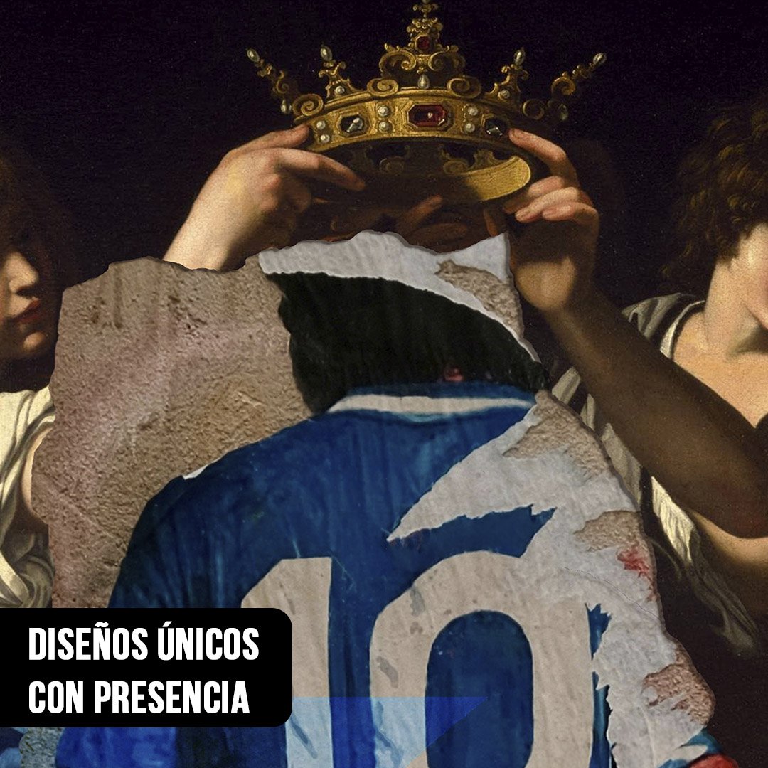 Primer plano de un collage artístico donde figuras de una pintura antigua colocan una corona dorada sobre un afiche rasgado de la espalda de un futbolista con la camiseta azul número 10 y la frase "EL PIBE DE ORO"