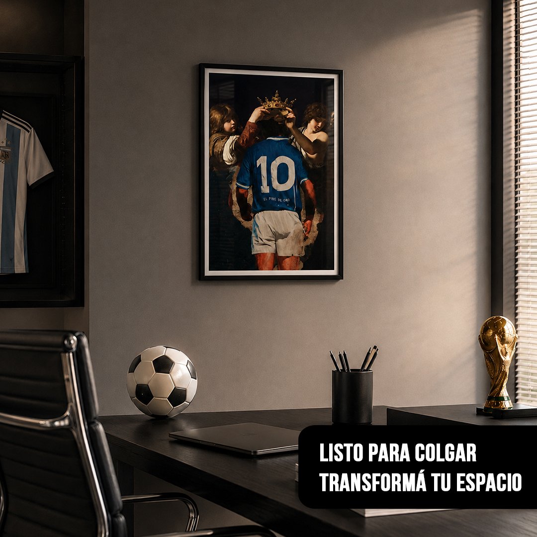 Cuadro vertical enmarcado en negro de collage urbano sobre fútbol y arte clásico, colgado en una oficina sobre un escritorio con un balón de fútbol y una réplica dorada de la Copa del Mundo
