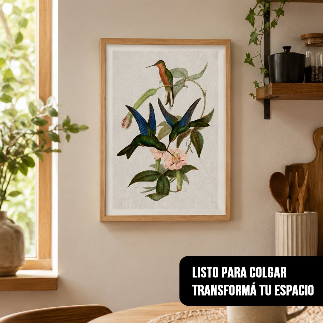 Cuadro vertical de ilustración botánica con tres colibríes y flores con marco de madera clara, colgado en la pared de un comedor luminoso