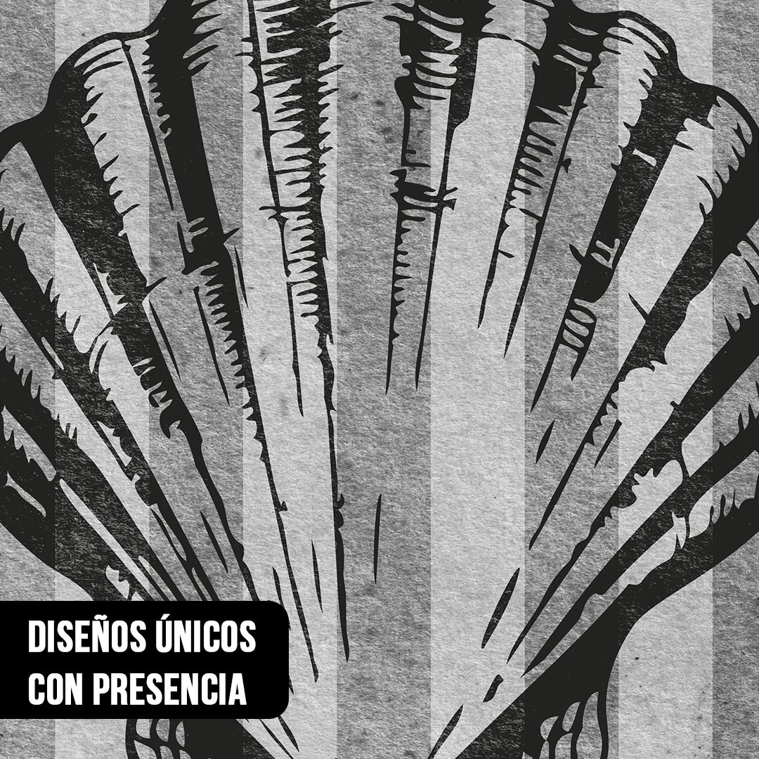 Primer plano de una ilustración de concha marina en tinta negra con estilo de grabado rústico sobre un fondo de rayas verticales grises y blancas