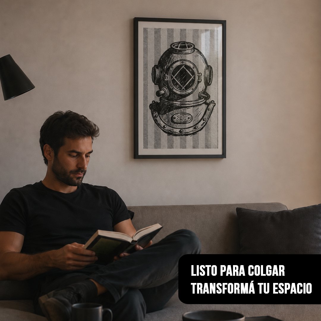 Cuadro vertical enmarcado en negro con la ilustración de una escafandra antigua sobre fondo rayado, colgado en la pared de un living sobre un hombre sentado leyendo en el sillón