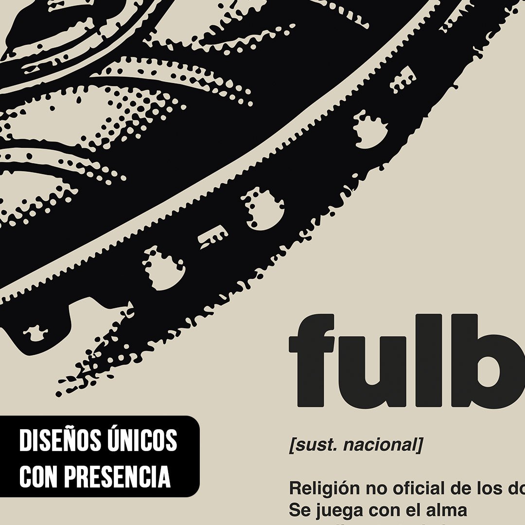 Primer plano de lámina tipográfica con palabra fulbo, suela de botín de fútbol con tapones y texto descriptivo