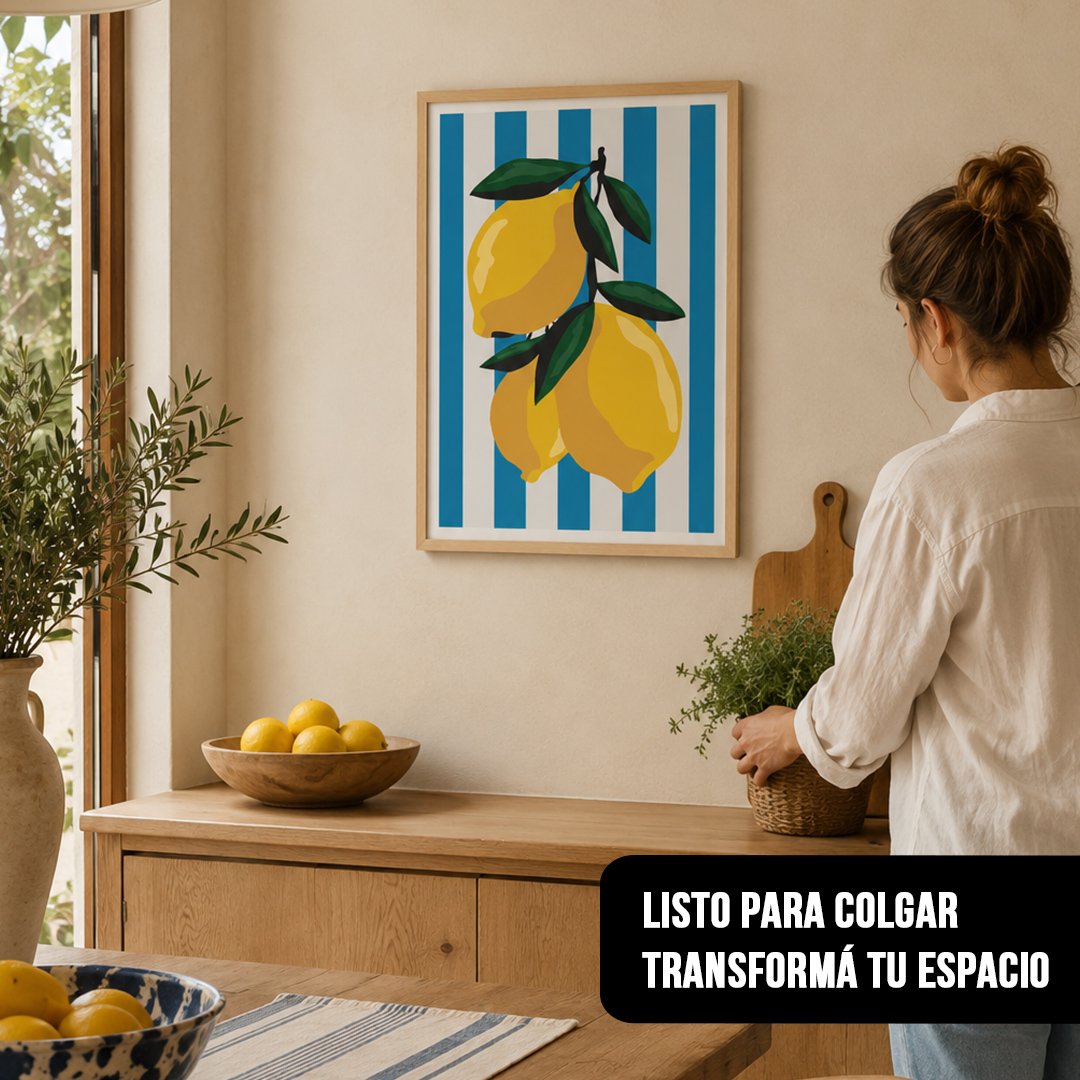 Cuadro vertical de limones amarillos sobre fondo de rayas celestes con marco de madera clara, colgado en una cocina de estilo mediterráneo