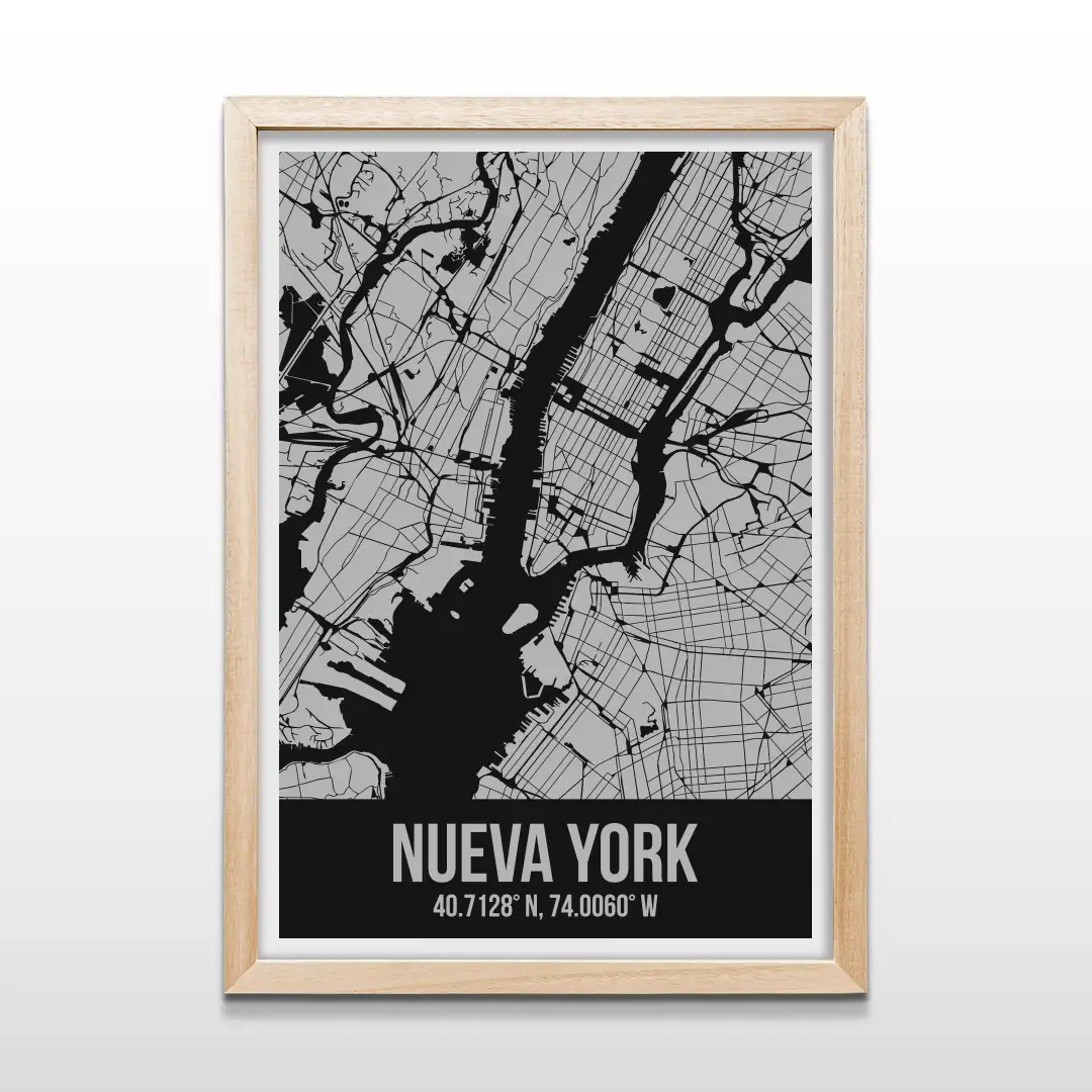 Cuadro minimalista del mapa de calles de Nueva York en líneas negras sobre fondo gris con marco de madera natural, arte cartográfico contemporáneo para decorar livings y dormitorios
