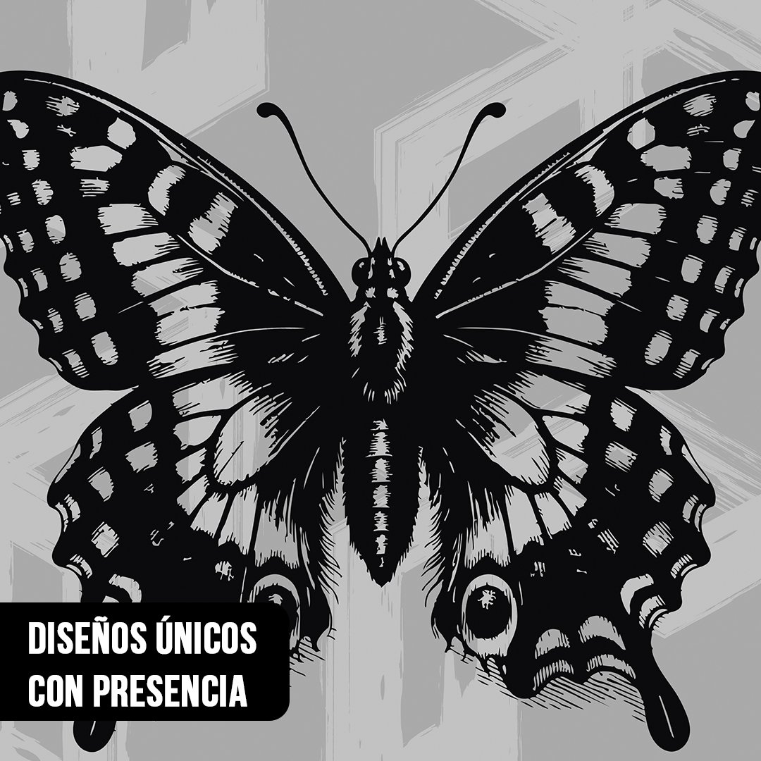 Primer plano de una ilustración detallada en tinta negra de una mariposa con las alas abiertas sobre un fondo gris con formas geométricas sutiles