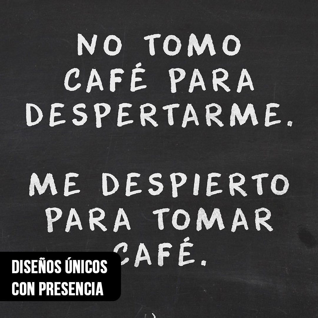 Primer plano de un cartel tipográfico con fondo negro estilo pizarra y letras blancas texturizadas que forman la frase "NO TOMO CAFÉ PARA DESPERTARME. ME DESPIERTO PARA TOMAR CAFÉ."