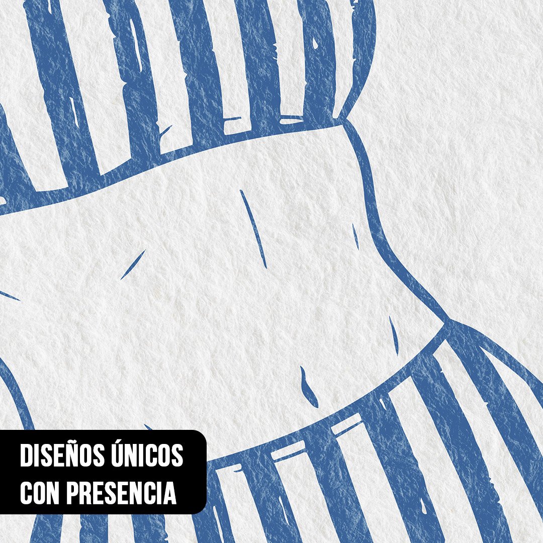 Primer plano de ilustración estilo grabado en azul con traje de baño a rayas sobre fondo blanco texturizado