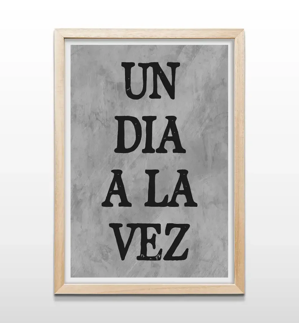 Cuadro con frase motivacional "Un día a la vez" con marco de madera natural, decoración de pared para mindfulness y bienestar emocional