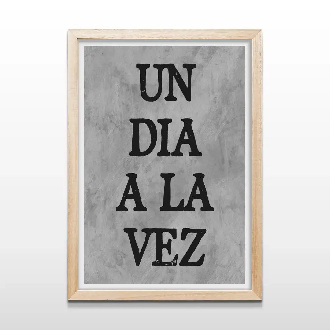 Cuadro con frase motivacional "Un día a la vez" con marco de madera natural, decoración de pared para mindfulness y bienestar emocional