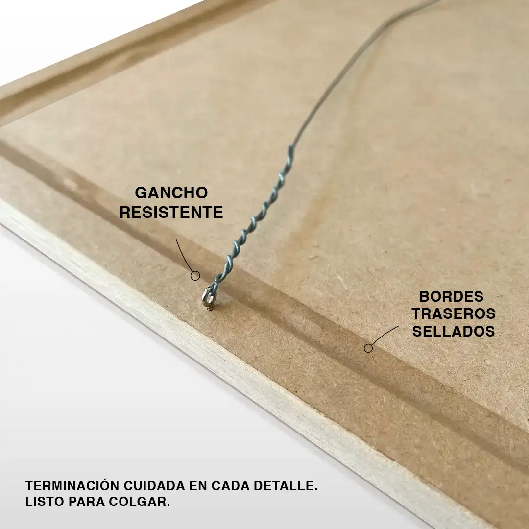 Parte trasera de cuadro con marco de madera, bordes sellados para protección contra el polvo y gancho con alambre listo para colgar