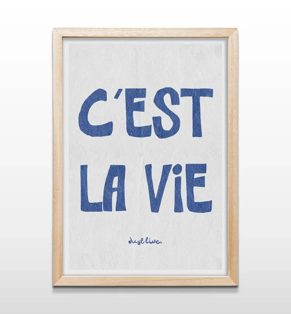 Cuadro minimalista C'est la vie con marco de madera natural, arte de pared tipográfico elegante para livings modernos y habitaciones de estilo nórdico u orgánico