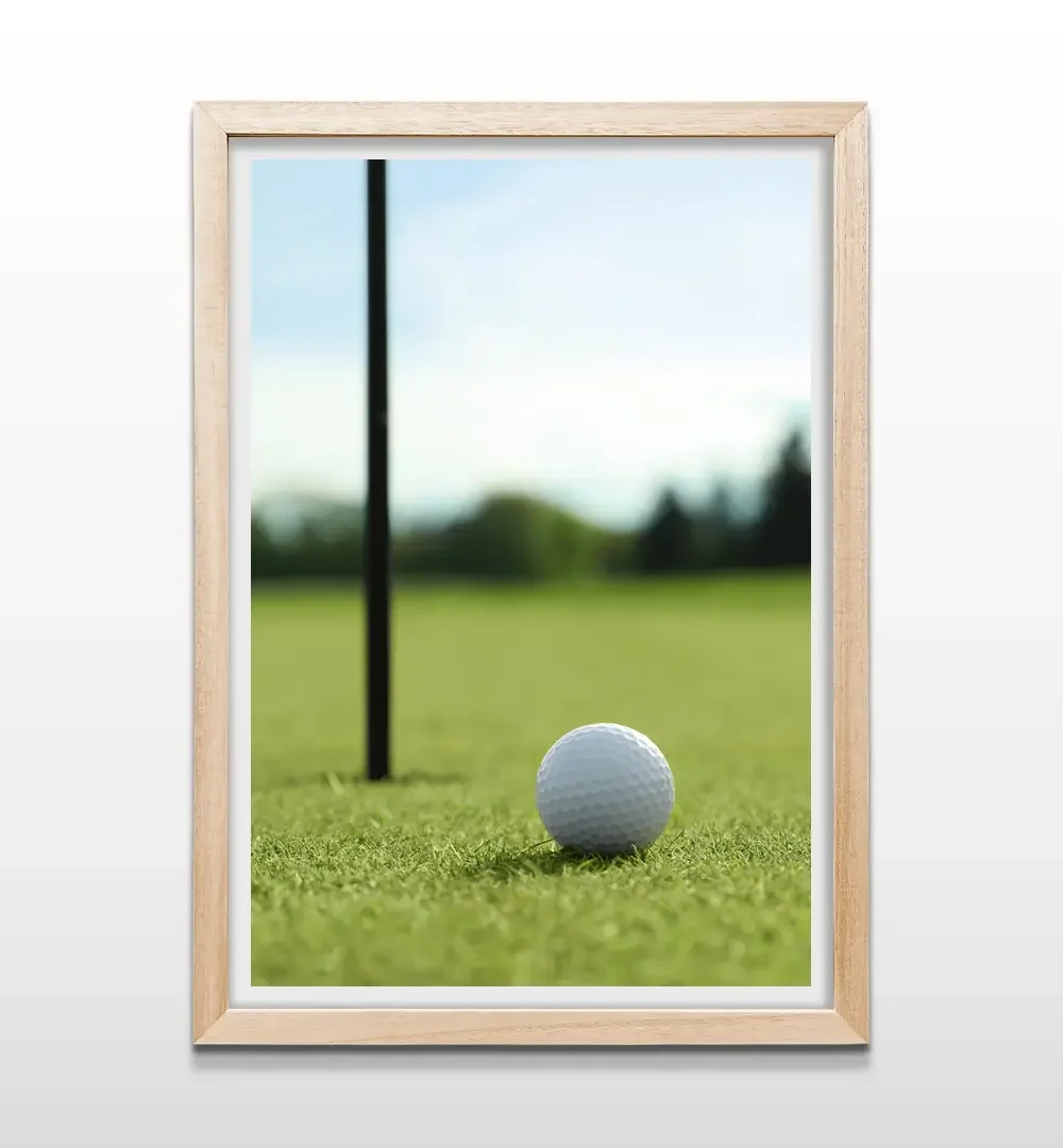 Cuadro de golf fotográfico con marco de madera natural, decoración de pared con paisaje de green para oficinas modernas y livings de estilo contemporáneo