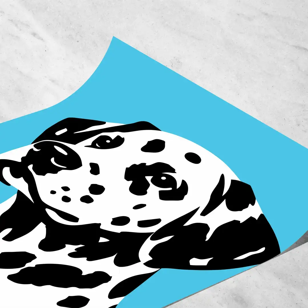 Detalle de ilustración minimalista de dálmata con manchas negras, diseño gráfico animal sobre fondo celeste pastel y estética moderna de alta calidad