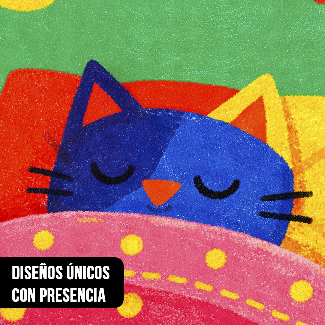 Primer plano de ilustración infantil de un gato azul durmiendo plácidamente arropado bajo una manta rosa con lunares amarillos