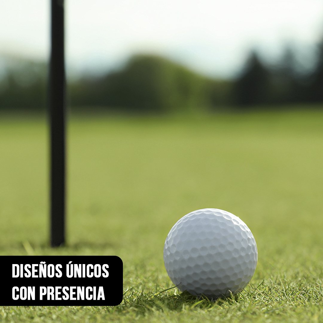 Primer plano fotográfico de una pelota de golf blanca posada sobre el césped verde cerca del hoyo