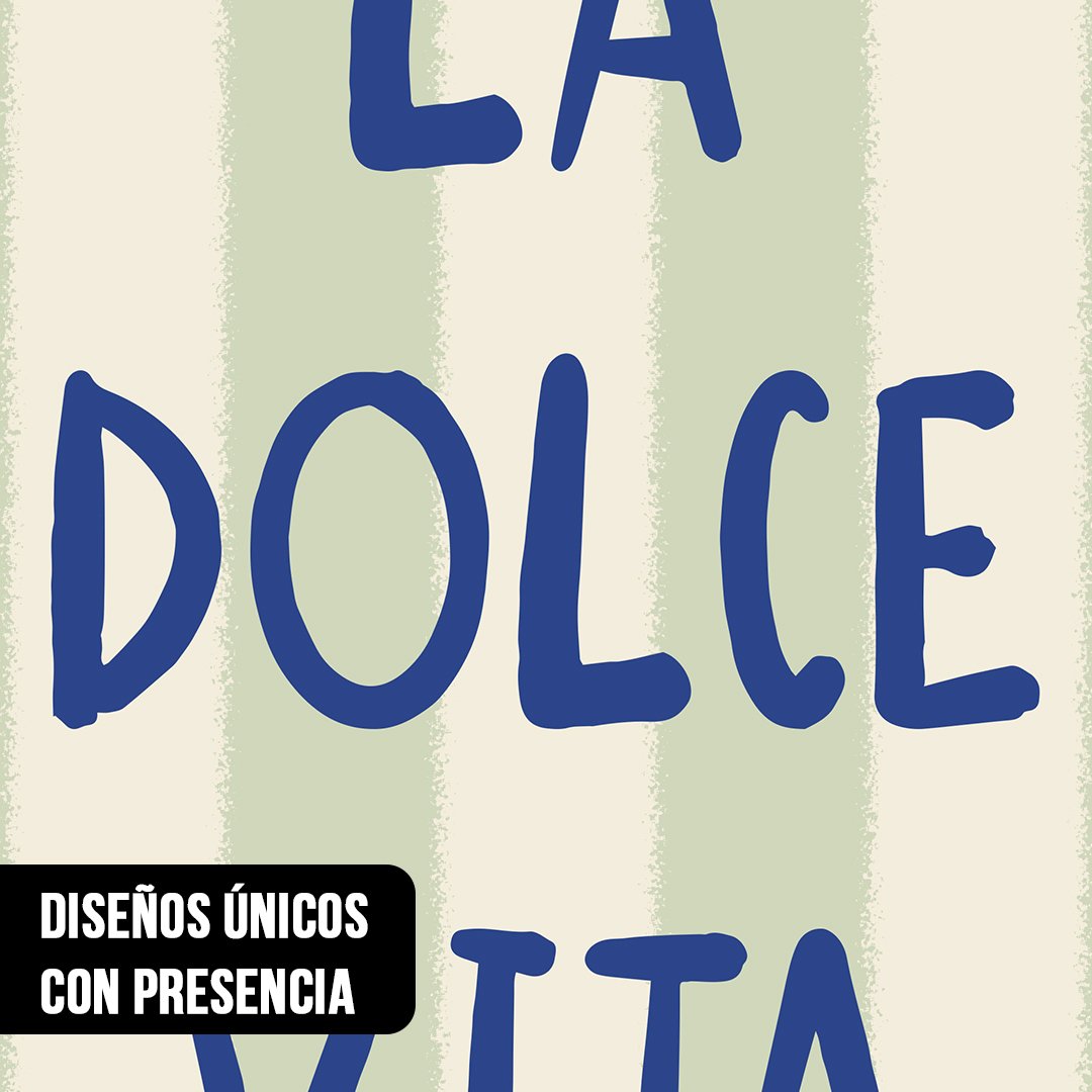 Primer plano de diseño tipográfico con la frase LA DOLCE VITA en letras azules sobre fondo de rayas verde claro