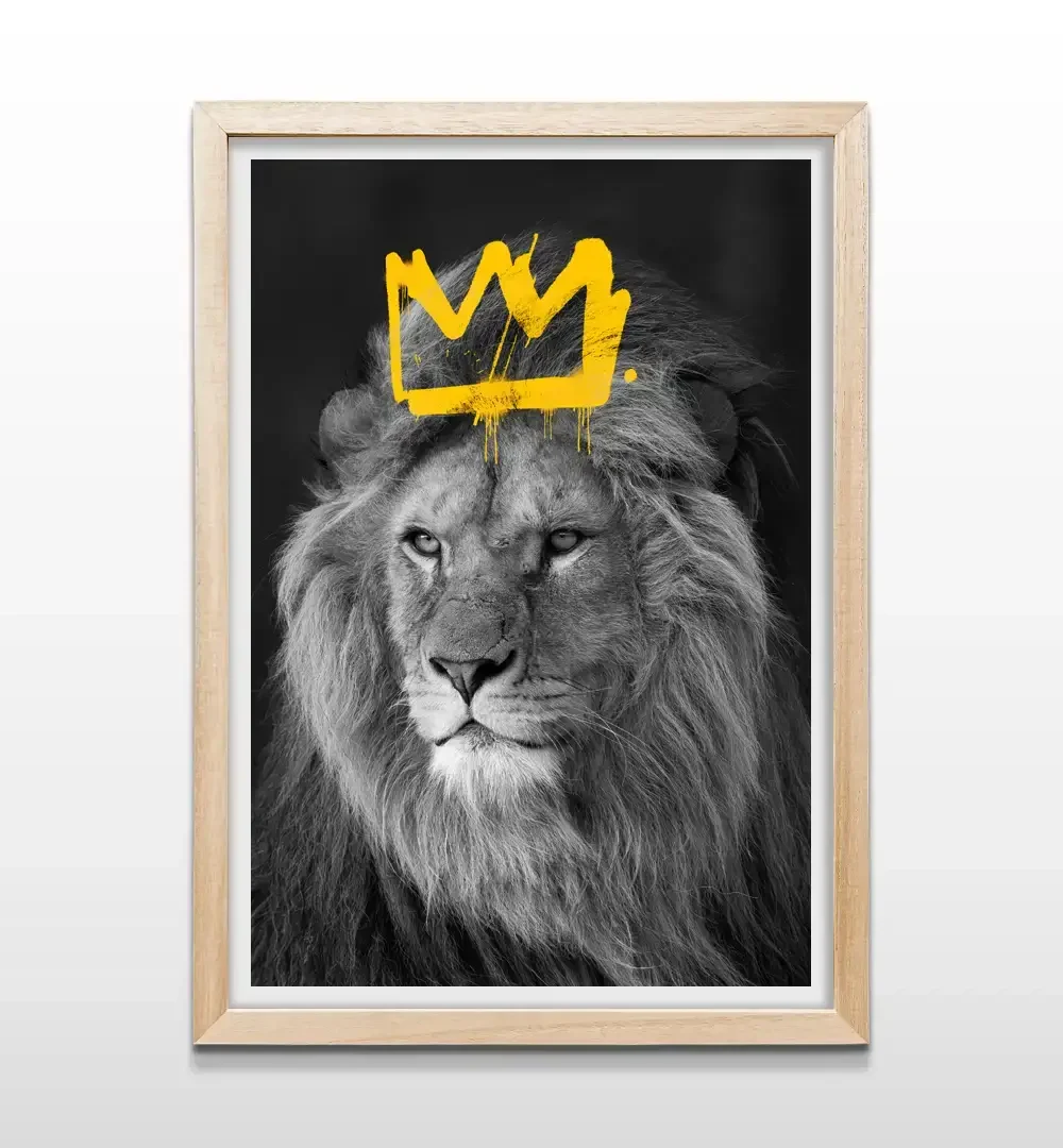 Cuadro de león con corona amarilla y marco de madera natural, decoración de pared de estilo street art y moderno para livings y oficinas creativas