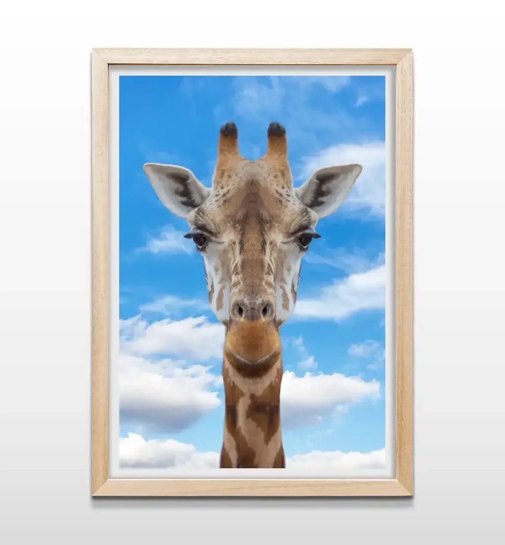 Cuadro de jirafa moderna con marco de madera natural, arte de pared elegante para livings contemporáneos y habitaciones infantiles con decoración de estilo nórdico u orgánico