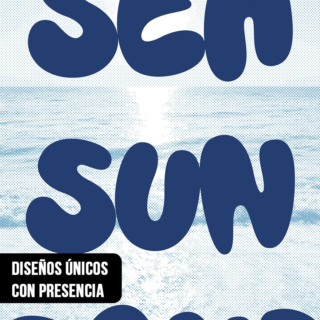 Primer plano de diseño tipográfico retro con las palabras SEA y SUN en letras azules redondeadas sobre fondo celeste texturizado