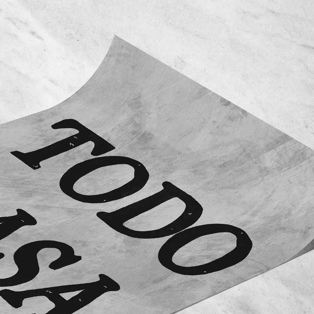 Detalle de diseño tipográfico moderno de la frase Todo pasa, letras negras nítidas sobre lámina blanca mate de alta calidad artística